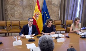 Félix Bolaños y Teresa Ribera, durante la reunión con los portavoces de los grupos parlamentarios, en la sede del Ministerio, a 1 de septiembre de 2022, en Madrid.