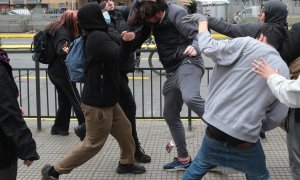 Un grupo de personas agrede al hermano del presidente de Chile, Gabriel Boric, en plena calle en Santiago de Chile, a 1 de septiembre de 2022.