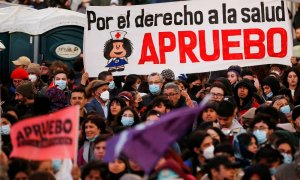 ºManifestantes por el "apruebo" en un acto en Valparaíso (Chile) este jueves, 1 de septiembre de 2022.