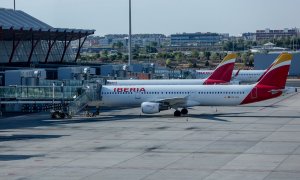 Aviones de Iberia en la pista de la terminal en el día en que ha dado comienzo una huelga de los tripulantes de cabina de Iberia Express, en el Aeropuerto Adolfo Suárez Madrid-Barajas, a 28 de agosto de 2022, en Madrid.
