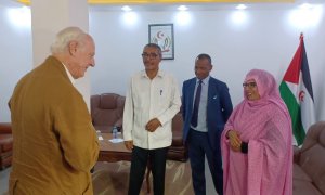 El enviado especial de la ONU para el Sáhara Occidental, Staffan de Mistura, con representantes del Frente Polisario.
