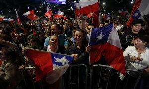 Manifestantes de la opción "rechazo" celebran este domingo 4 de septiembre de 2022 el resultado del plebiscito constitucional, en Santiago de Chile.