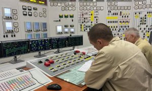 Dos expertos del OIEA durante su visita a la central nuclear de Zaporiyia (Ucrania) el 2 de septiembre de 2022.