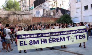 Un centenar de persones s'han concentrat als jutjats per donar suport a les deu encausades.