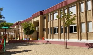 Imagen del colegio CEIP Meseta de Orcasitas en Usera con su tejado de uralita pintado de rojo.