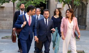 El president del Govern, Pere Aragonès, es dirigeix a la primera reunió del consell executiu després de vacances, acompanyat de la consellera de Presidència, Laura Vilagrà, i del vicepresident, Jordi Puigneró.