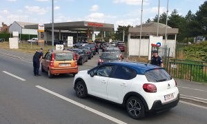 Conductores belgas hacen cola en una gasolinera francesa para repostar debido a la rebaja impuesta en Francia a los combustibles este 2 de septiembre de 2022.