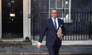 El nuevo ministro de Exteriores británico, James Cleverly, sale de Downing Street tras despachar con Liz Truss este 6 de septiembre de 2022.