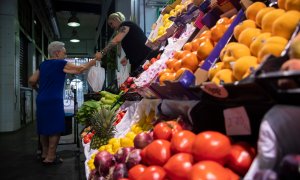 12/8/22 Un puesto de frutas y verduras de un mercado de abastos. A 12 de agosto de 2022, en Sevilla.