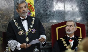 El presidente del Tribunal Supremo, Carlos Lesmes (i), ante el rey Felipe, interviene en el acto de apertura del Año Judicial 2022/2023 este miércoles 7 de septiembre de 2022 en la sede del Tribunal.