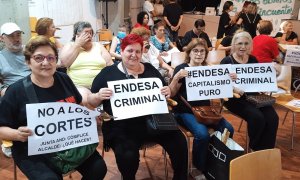 Vecinas y vecinos movilizándose en los barrios de Sevilla contra la compañía Endesa para exigir soluciones.