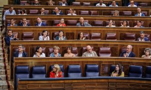 25/08/2022-La vicepresidenta segunda y ministra de Trabajo y Economía Social, Yolanda Díaz (i) y la ministra de Justicia, Pilar Llop (d), aplauden durante una sesión plenaria, en el Congreso de los Diputados, a 25 de agosto de 2022, en Madrid