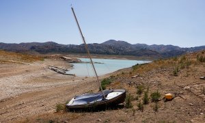Un barco se sienta cerca del suelo agrietado del embalse de la Viñuela durante una sequía severa en la Viñuela, cerca de Málaga, sur de España 8 de agosto de 2022.