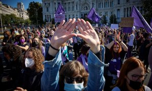 Varias personas participan en una manifestación a favor de los derechos de la mujer, a 23 de octubre de 2021, en Madrid.