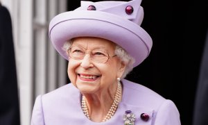 28/06/2022-La Reina Isabel II asiste a un desfile de acto de lealtad de las fuerzas armadas en los jardines del Palacio de Holyroodhouse con motivo de su jubileo de platino en Escocia el 28 de junio.