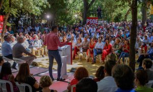 El secretario general del PSOE y presidente del Gobierno, Pedro Sánchez, se dirige a los vecinos del sevillano barrio de Pino Montano en el primer acto de la campaña "El Gobierno de la Gente", que se celebró en Sevilla.