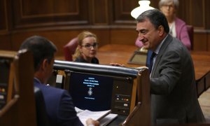 13/07/2022.- El presidente del Gobierno, Pedro Sánchez, y el portavoz del PNV en el Congreso, Aitor Esteban, conversan durante el debate del estado de la nación. Eduardo Parra / Europa Press