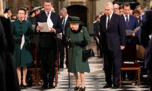29/03/2022-La reina Isabel de Gran Bretaña, acompañada por el príncipe Andrés, duque de York, asiste a un servicio de acción de gracias por el fallecido príncipe Felipe, duque de Edimburgo, en la Abadía de Westminster en Londres, Gran Bretaña, el 29 de ma
