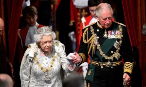 La reina Isabel II y el entonces príncipe de Gales llega a la ceremonia de apertura del Parlamento, en octubre de 2019, en Londres. REUTERS/Toby Melville/Pool