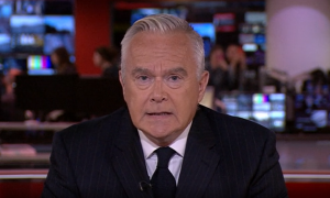 El periodista Huw Edwards informa sobre la muerte de Isabel II en la BBC