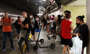 Diversos usuaris de Rodalies esperant a l'andana de l'estació de Sabadell Nord.