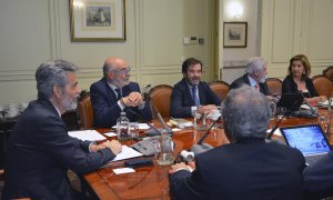 El presidente del Consejo General del Poder Judicial (CGPJ) , Carlos Lesmes (i), preside un pleno extraordinario del organismo celebrado este jueves.