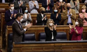 03/02/2022.- El presidente del Gobierno, Pedro Sánchez, la vicepresidenta segunda, Yolanda Díaz, y la ministra de Hacienda, María Jesús Montero, aplauden en el Congreso. Eduardo Parra / Europa Press