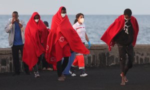 Varias personas migrantes en el puerto de Arrecife (Lanzarote) tras ser rescatados por Salvamento Marítimo el pasado 5 de septiembre.