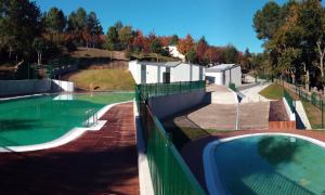 9/9/22 Las dos piscinas construidas en Bande (Ourense) con el dinero europeo destinado a recuperar el embalse de As Conchas.