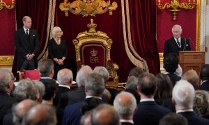 10/09/2022 Carlos III da su discurso durante la ceremonia en la que ha sido proclamado nuevo rey, bajo la atenta mirada de la reina Camila y el príncipe Guillermo