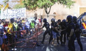 08/09/2022 Enfrentamientos entre la Policía y los manifestantes en la protesta convocada por el sector del taxi en Sevilla (Andalucía)
