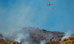 10/9/22 Medios aéreos y terrestres del Infoca trabajan en la extinción del incendio forestal declarado el 8 de septiembre en un paraje de Los Guájares, en la Costa Tropical de Granada, a 10 de septiembre de 2022.