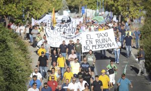 Un nutrido grupo de taxistas se concentran tras la convocatoria de la Federación Andaluza de Autónomos del Taxi (FAAT) contra el decreto ley anunciado por la Consejería de Fomento sobre los Vehículos de Transporte con Conductor (VTC), a 8 de septiembre de