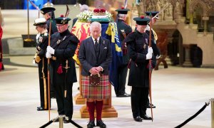 El rey de Reino Unido, Carlos III, junto al féretro de su madre, la reina Isabel II, en la catedral de Edimburgo, a 12 de septiembre de 2022.