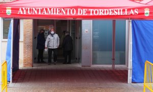 Entrada del Ayuntamiento de Tordesillas, Valladolid. Imagen de Archivo.