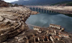 Vista aérea de las ruinas sumergidas del antiguo pueblo de Aceredo, que aparecen en el embalse de la planta hidroeléctrica de Lindoso debido al bajo nivel del agua, cerca de Lobios, provincia de Ourense.