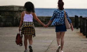 Una pareja andando por Malecón en La Habana