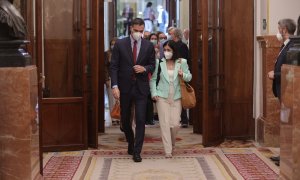 Pedro Sánchez y Carolina Darias, ministra de Sanidad, en el Congreso de los Diputados.