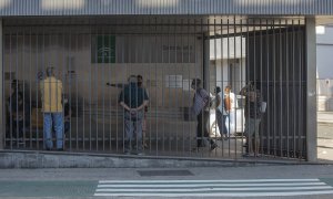 Varias personas guardan cola en el centro de atención primaria 'El Alamillo' de Sevilla.