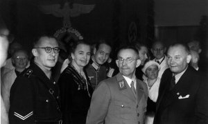 Rudolf August Oetker (en el centro, al fondo), con el uniforme de la Wehrmacht, detrás de su madre Ida y del 'gauleiter' de Westfalia, Alfred Meyer, en 1941.