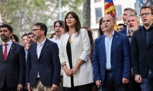La presidenta de Junts, Laura Borràs, i el secretari general del partit, Jordi Turull, amb la delegació de JxCat en l'ofrena floral a Rafael Casanova.