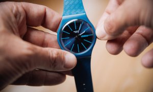 Una persona cambia la hora con las manecillas de reloj, a 24 de marzo de 2022.