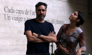 José Luis de Vicente i Maria Arnal a les portes de la instal·lació sonora 'Cada capa de l'atmosfera', al CCCB, la versió física del seu podcast.
