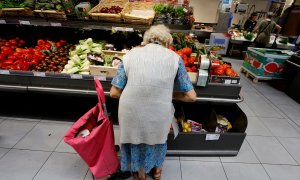 Una anciana, en el puesto de hortalizas en un supermercado en Niza (Francia). REUTERS/Eric Gaillard