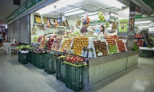 Un estante de frutas en el Mercado Municipal de Pacífico, a 6 de agosto de 2022, en Madrid.