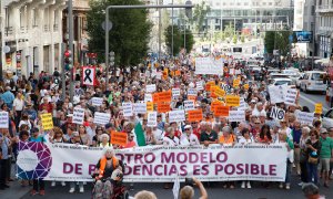 Imagen de la manifestación convocada por organizaciones de familiares y usuarios de residencias que ha recorrido la Gran Via de Madrid para exigir un cambio en el modelo de funcionamiento de las residencias de ancianos.