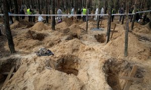 17/09/2022 Policías y expertos trabajan en las fosas comunes halladas en Izium, en la región ucraniana de Járkov