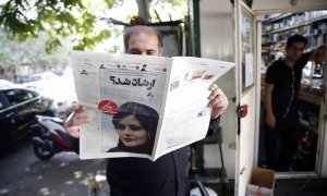 18/09/2022 Un hombre lee en Teherán un periódico iraní que informa sobre la muerte de Mahsa Amini