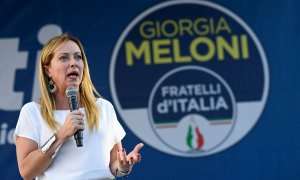 Giorgia Meloni, líder del partido de extrema derecha Fratelli d'Italia, habla durante un mitin en la plaza del Duomo antes de las elecciones anticipadas del 25 de septiembre, en Milán.