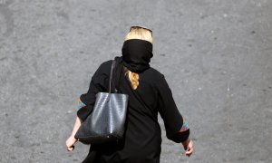 Una mujer iraní pasa por una calle en Teherán.